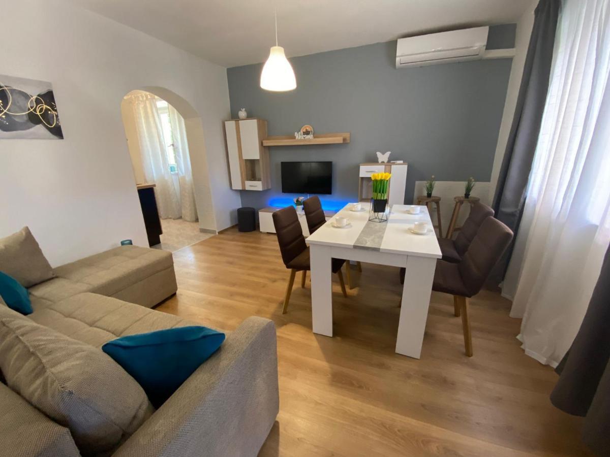 Apartment Dora Zara Esterno foto
